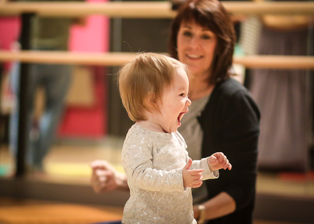 Baby dance classes, story time, ballet for toddlers, puppet classes, mommy and me and more fun for babies and parents at the Salsa With Silvia dance studio.